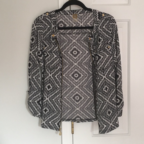 Anne Klein - Black & White Geometric Zip Up Blouse - Picture 6 of 8